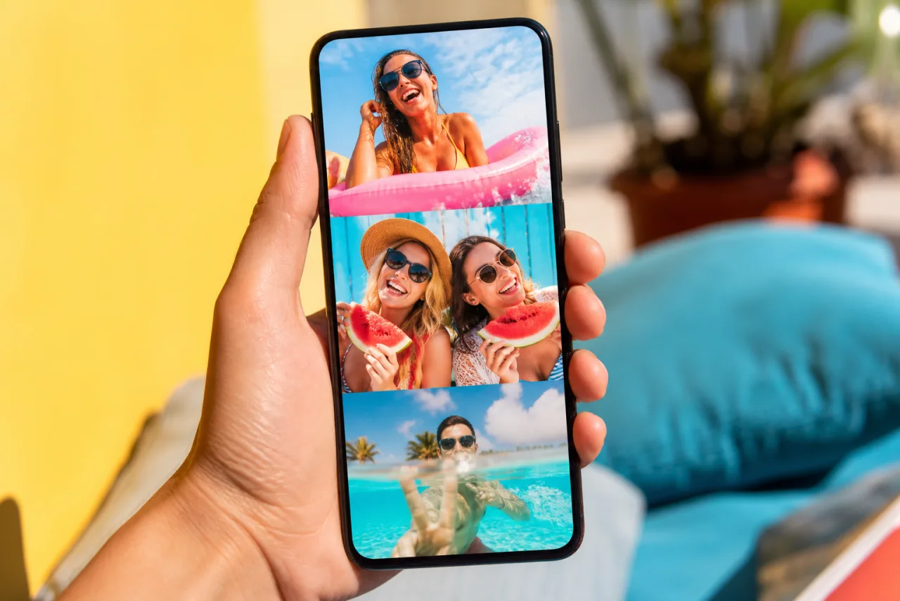 Un téléphone tenu à une main affichant un collage photo vertical qui remplit l'écran, en pleine lumière du jour