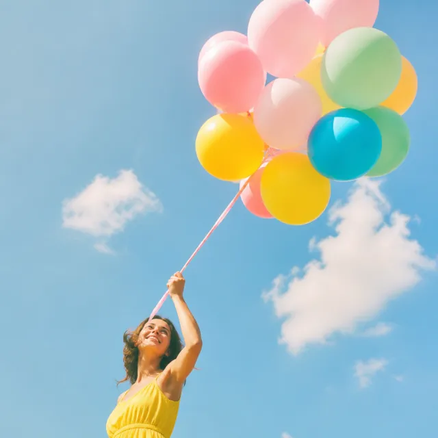 Mavi gökyüzüne karşı pastel balonlar